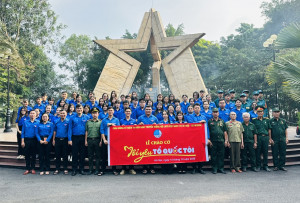 Lễ chào cờ “Tôi yêu Tổ quốc tôi” và dâng hương tưởng niệm các anh hùng liệt sĩ