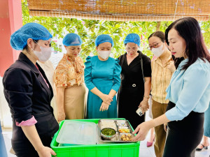 Lãnh đạo phường Hố Nai khảo sát hoạt động bếp ăn bán trú tại Trường Tiểu học Hòa Bình