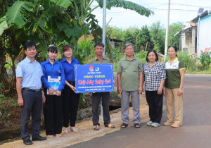 Trao công trình thắp sáng đường quê tại xã biên giới