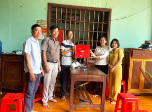 Lãnh đạo xã Hưng Phước Thăm Tặng Quà Gia Đình Chính Sách, Người Có Công