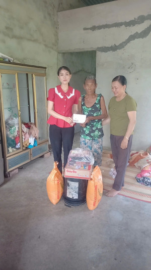HỘI LHPN XÃ HƯNG PHƯỚC TẶNG QUÀ CHO HỘI VIÊN PHỤ NỮ GIÀ NEO ĐƠN
