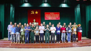 Trung đoàn 717 trao 125 con bò giống, giúp hộ nghèo phát triển kinh tế
