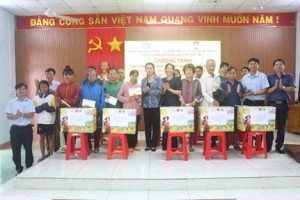 Xã Hưng Phước tặng 100 suất quà ý nghĩa nhân dịp Quốc khánh 2/9