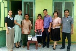 HỘI LHPN XÃ HƯNG PHƯỚC TRAO QUÀ CHO HỌC SINH MỒ CÔI
