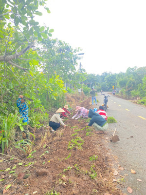 CHI HỘI PHỤ NỮ ẤP TÂN TRẠCH RA QUÂN VỆ SINH MÔI TRƯỜNG, TRỒNG HOA TẠO CẢNH QUAN XANH – SẠCH – ĐẸP