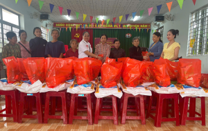 CHI HỘI PHỤ NỮ ẤP TÂN TRẠCH, XÃ HƯNG PHƯỚC VẬN ĐỘNG TRAO QUÀ CHO HỘI VIÊN KHÓ KHĂN