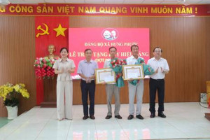 Hưng Phước: trao huy hiệu 30 năm tuổi đảng cho hai đảng viên