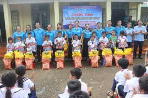 Hưng Phước đón nhận quà tặng và hỗ trợ BHYT từ Nhóm Thiện nguyện TP.HCM