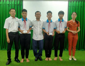 Hội LHPN Xã Hưng Phước Trao Tặng Thẻ Bảo Hiểm Y Tế Cho Học Sinh Khó Khăn