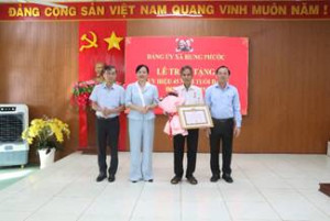 Đảng ủy xã Hưng Phước trao Huy hiệu 45 năm tuổi Đảng
