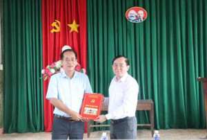 Tăng cường Cấp ủy cơ sở: Bí thư Trịnh Tiến Tâm trao Quyết định Bí thư Chi bộ ấp Tân Phước