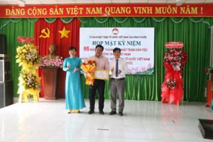 Ngân hàng Chính sách xã hội Bù Đốp, trao kinh phí hỗ trợ xây nhà Đại đoàn kết cho hộ nghèo xã Hưng Phước, tỉnh Đồng Nai Sáng ngày 18/11/2025, PGD Ngân hàng CSXH Bù Đốp phối hợp với Ủy ban MTTQ xã Hưng Phước, tỉnh Đồng Nai tổ chức trao kinh phí hỗ trợ