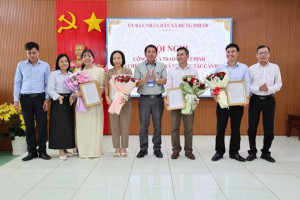 Xã Hưng Phước công bố quyết định bổ nhiệm lại viên chức lãnh đạo quản lý các trường học