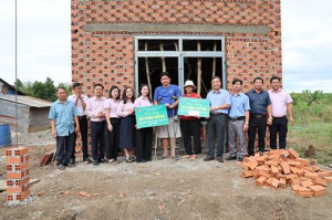 Xã Hưng Phước - Ngân Hàng Chính Sách Xã Hội trao tiền hỗ trợ Nhà Tình Nghĩa