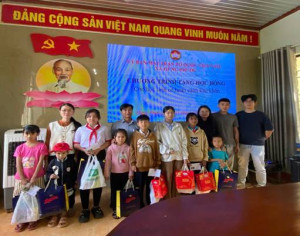 UBMTTQVN xã Hưng Phước tặng quà học sinh có hoàn cảnh khó khăn