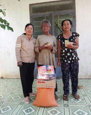 Hội LHPN xã Hưng Phước tặng quà cho 03 phụ nữ có hoàn cảnh đặc biệt khó khăn