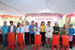 UBND xã Hưng Phước phối hợp tổ chức chăm sóc sức khỏe, tặng quà Tết cho 200 người dân