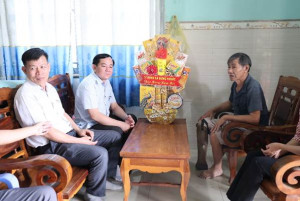 Lãnh đạo HĐND xã Hưng Phước thăm, chúc Tết các gia đình chính sách