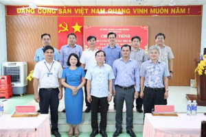 Đoàn lãnh đạo Sở Nông nghiệp và Môi trường thăm, tặng quà Tết tại xã biên giới Hưng Phước