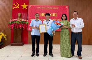 UBND xã Hưng Phước trao Quyết định giao quyền phụ trách Trung tâm Phục vụ hành chính công