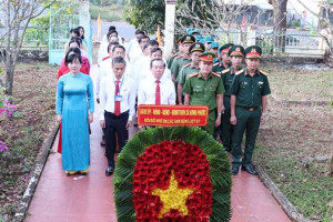 Xã Hưng Phước tổ chức lễ viếng Nhà bia tưởng niệm Anh hùng liệt sĩ
