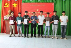 Xã Hưng Phước trao 24 quyết định gọi công dân nhập ngũ năm 2026