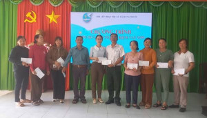 Hội Liên Hiệp Phụ nữ xã Hưng Phước tặng quà Tết các Tổ Tiết kiệm và Vay vốn
