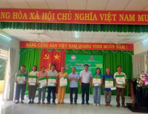 PHÒNG GIAO DỊCH NHCSXH BÙ ĐỐP TRAO QUÀ TẾT CHO HỘ NGHÈO VÀ GIA ĐÌNH CHÍNH SÁCH