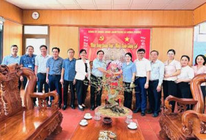 Lãnh đạo xã Tân Tiến thăm, chúc Tết Đảng bộ, chính quyền và Nhân dân xã Hưng Phước