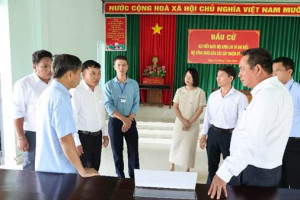Lãnh đạo Ủy Ban Bầu Cử xã kiểm tra tiến độ chuẩn bị tại các khu vực bỏ phiếu