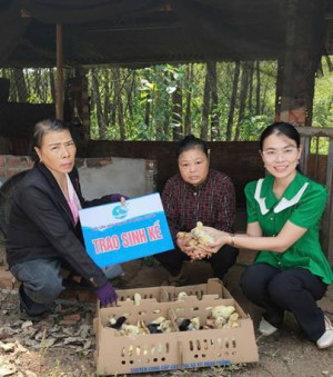 Hội LHPN xã Hưng Phước trao sinh kế cho phụ nữ khó khăn
