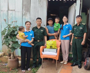 Hội LHPN xã Hưng Phước tổ chức tặng “hũ gạo tình thương” nhân ngày quốc tế hạnh phúc 20/3