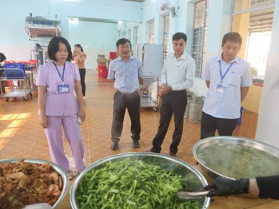 Lãnh đạo UBND xã Hưng Phước kiểm tra công tác bán trú tại các trường học