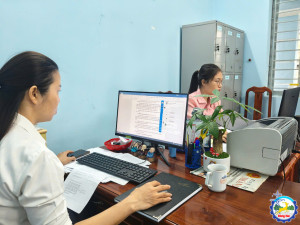 Người dân liên hệ cán bộ Trung tâm phục vụ hành chính công xã Hưng Thịnh để được hướng dẫn hồ sơ đề nghị hưởng trợ cấp hưu trí xã hội theo quy định