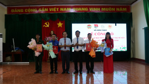 Đồng chí Đào Xuân Hồng-Phó Bí thư thường trưc Đảng ủy xã trao Quyết định thành lập các Hội, đoàn thể