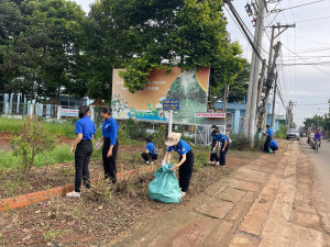 Đoàn xã Hưng Thịnh tổ chức Ra quân thực hiện ngày Chủ nhật xanh