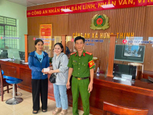 Công an xã Hưng Thịnh trả lại tài sản cho người đánh rơi