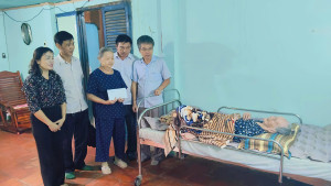 Lãnh đạo xã Hưng Thịnh thăm mẹ Việt Nam anh hùng và các gia đình chính sách tiêu biểu