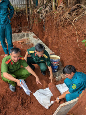 Ban chỉ huy quân sự xã Hưng Thịnh phối hợp với Ban công binh di dời, xử lý an toàn quả đạn cối 155mm