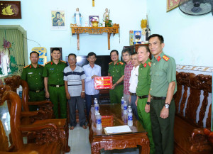 Đại tá Trần Anh Sơn, Phó giám đốc Công an tỉnh cùng lãnh đạo xã Hưng Thịnh thăm tặng quà cho người chấp hành xong án phạt tù tại xã Hưng Thịnh