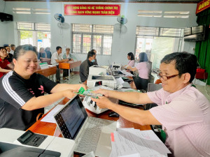 Ngân hàng Chính sách xã hội Trảng Bom giải ngân vốn vay ưu đãi cho học sinh, sinh viên (HSSV) năm học 2025-2026