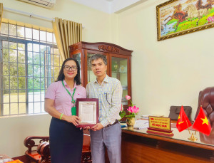 Trao vinh danh của Ngân hàng Chính sách xã hội (NHCSXH) Việt Nam cho các đồng chí nguyên là thành viên Ban đại diện Hội đồng quản trị (HĐQT) NHCSXH huyện Trảng Bom (cũ) (Nay là Phòng giao dịch NHCSXH Trảng Bom).