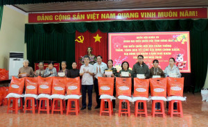 Đồng chí Bùi Xuân Thống phó Trưởng Đoàn Đại biểu Quốc Hội tỉnh Đồng Nai trao quà tết cho hộ nghèo, hộ cận nghèo, hộ khó khăn tại 2 xã Hưng Thịnh và Bàu Hàm nhân dịp tết Nguyên Đán Bính Ngọ 2026