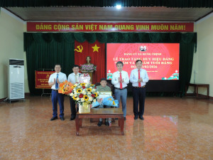 Xã Hưng Thịnh trao tặng huy hiệu 75, 30 năm tuổi Đảng