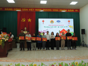Quỹ trợ vốn CEP tặng quà Tết tới 33 hộ vay vốn có hoàn cảnh khó khăn