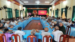 Xã Hưng Thịnh đã tổ chức họp mặt và tặng quà  cho các đồng chí có huy hiệu từ 30 năm tuổi đảng trở lên