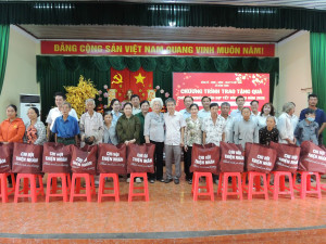 Xã Hưng Thịnh tổ chức trao 214 phần quà cho hộ nghèo, cận nghèo