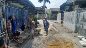 Nhân dân ấp Bàu Cá xã Hưng Thịnh tự đóng góp kinh phí làm đường giao thông nông thôn