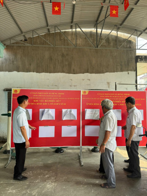 HĐND xã Hưng Thịnh kiểm tra công tác niêm yết danh sách cử tri tại 10 đơn vị bầu cử
