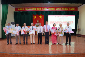 Xã Hưng Thịnh họp mặt kỷ niệm 136 năm Ngày sinh Chủ tịch Hồ Chí Minh (19/5/1890 - 19/5/2026), trao Huy hiệu Đảng đợt 19/5